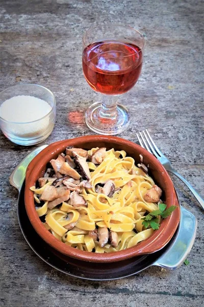 Tagliatelle with Harvested wild boletus mushrooms and bacon sauc — Stock Photo, Image