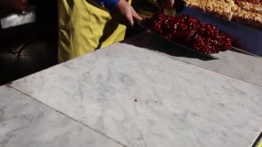 Torrone Siciliano - geleneksel Sicilya kırılgan badem ve karamel sokak gıda badem hazırlık ile tipik tatlılar ile şu anda yapılan yapılan.sicilya hazırlık tipik tatlı şu anda yapılan.