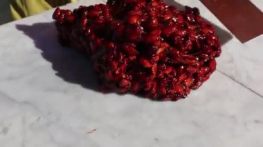 Torrone Siciliano - geleneksel Sicilya kırılgan badem ve karamel sokak gıda badem hazırlık ile tipik tatlılar ile şu anda yapılan yapılan.sicilya hazırlık tipik tatlı şu anda yapılan.