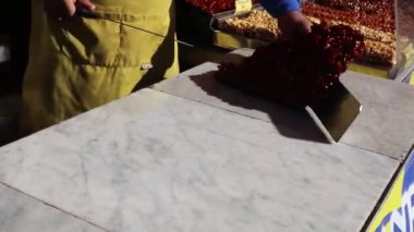 Torrone Siciliano - geleneksel Sicilya kırılgan badem ve karamel sokak gıda badem hazırlık ile tipik tatlılar ile şu anda yapılan yapılan.sicilya hazırlık tipik tatlı şu anda yapılan.