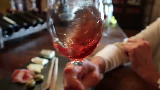 葡萄酒测试 水晶玻璃 酒吧柜台背景 酒杯和奶酪盘 葡萄酒测试 — 图库视频影像