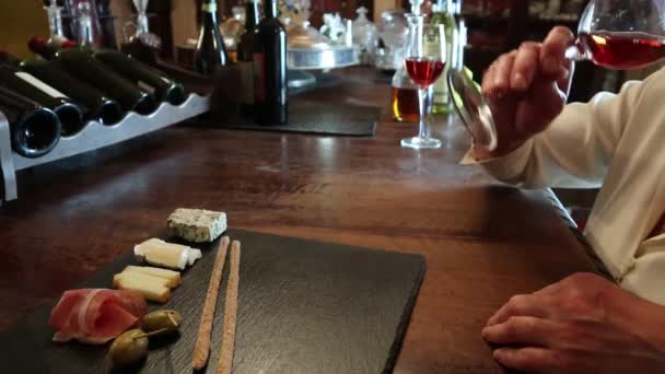 Prova Del Vino Vetro Cristallo Vino Rosso Formaggio Contatore Del — Video Stock