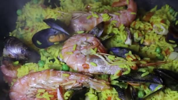 Dolly Close Panning View Spanish Seafood Paella Mussels King Prawns — Stok Video