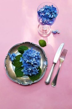 Tabak ve çatal ile yenilebilir çiçek bir ürün yelpazesine görünümü.