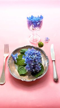 Tabak ve çatal ile yenilebilir çiçek bir ürün yelpazesine görünümü.