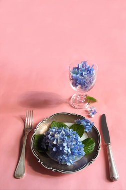 Tabak ve çatal ile yenilebilir çiçek bir ürün yelpazesine görünümü.