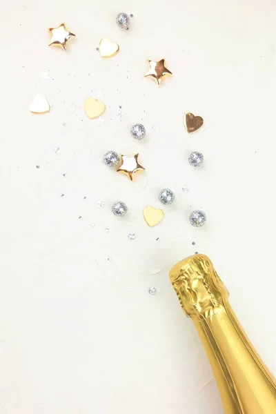 Garrafa de champanhe com streamers coloridos de festa — Fotografia de Stock