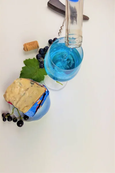 Kieliszek niebieskiego wina trandy z winogrona i serem. płaski lay. — Zdjęcie stockowe