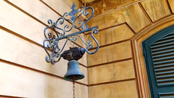 古い鐘を鳴らす女性の手クローズアップ女性の手は 家の壁に古い鐘を鳴らしています — ストック動画