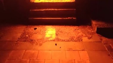 Çöp imha fırını yakma. Bir hayalet gibi duman geliyor. Cadılar Bayramı konsepti.