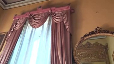 İtalya. Sicilya. Eski bir aristokrat Villa iç beyaz ve pembe perdeler. Eski aristokrat Villa pencereli Sicilyalı princessvintage iç ülke Sarayının iç görünümü