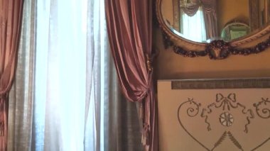 İtalya. Sicilya. Eski bir aristokrat Villa iç beyaz ve pembe perdeler. Eski aristokrat Villa pencereli Sicilyalı princessvintage iç ülke Sarayının iç görünümü