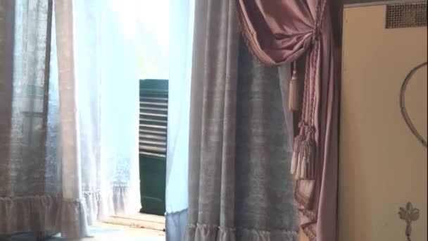 イタリア シチリア 古い貴族のヴィラのインテリアに白とピンクのカーテン 古い貴族のヴィラの窓とシチリアのプリンセスヴィンテージインテリアの国の宮殿の内部の眺め — ストック動画