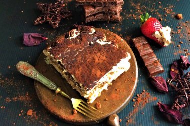 Çatal, çikolata, St ile ahşap bir tahta üzerinde lezzetli dilimlenmiş tiramiisu