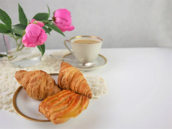 Breakfast with cup of coffee and croissants — Stock Photo, Image