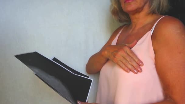 Donna Con Nastro Rosa Sul Petto Simbolo Femminile Maturo Che — Video Stock