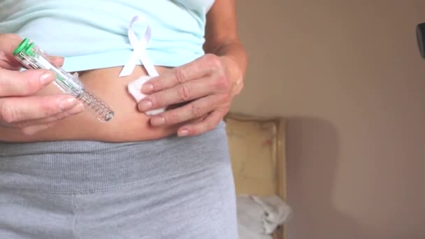 Mulher Idosa Administrar Própria Injeção Contra Osteoporose Abdómen Dia Mundial — Vídeo de Stock