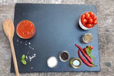 Siyah arka planda sebzeler. taze kırmızı sebzeler. Domates