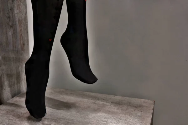 Ноги манекена в чорних колготках — стокове фото