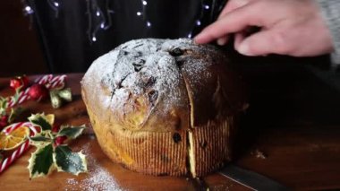Ahşap bir arka plan üzerinde pudra şekeri ile Panettone Noel sweetitalian Noel cupcake. Üstte görüntü.