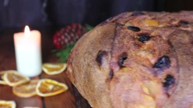 Ahşap bir arka plan üzerinde pudra şekeri ile Panettone Noel sweetitalian Noel cupcake. Üstte görüntü.