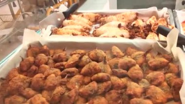 hazır balık ve ızgara karides balık ve ızgara karides sokak gıdalar, fast food. Süpermarkette, satıcı alıcıya konteyner bitmiş balık ve kızarmış karides bırakır