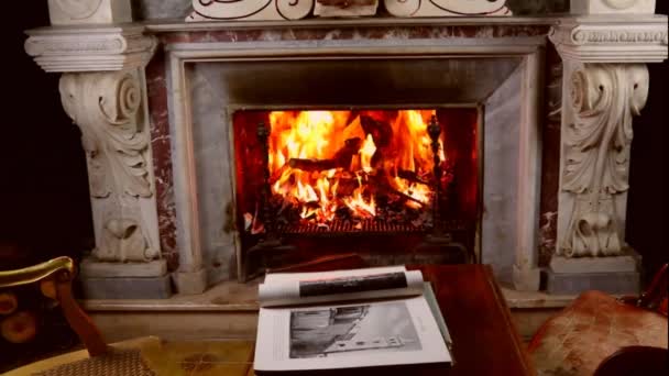 Antigua Chimenea Mármol Tallado Fuego Libro Mesaantigua Chimenea Mármol Tallado — Vídeos de Stock