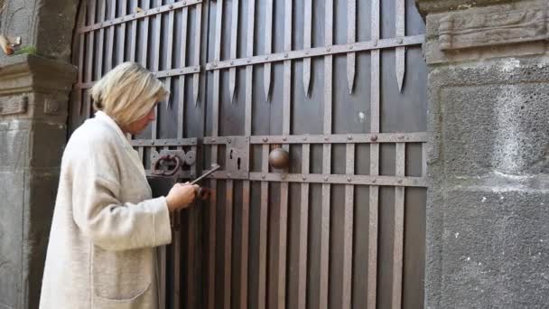 Çekici Yaşlı Kadın Bir Kale Müzesinin Kapısını Açmak Için Eski — Stok video