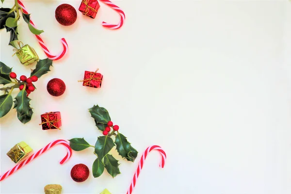 Composição com frutos vermelhos, folhas e bagas de azevinho, bolas, pi — Fotografia de Stock