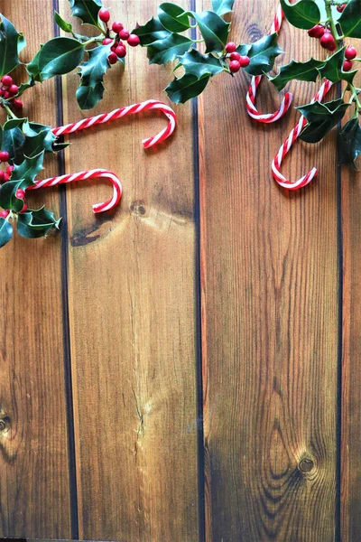 Fundo de Natal. Composição com bagas vermelhas, folhas de azevinho — Fotografia de Stock