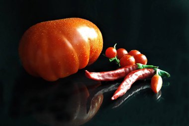 büyük kırmızı domates, kiraz domates ve kopya s ile kırmızı biber biber