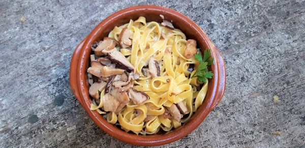 Hasat yabani boletus mantar ve pastırma sauc ile Tagliatelle