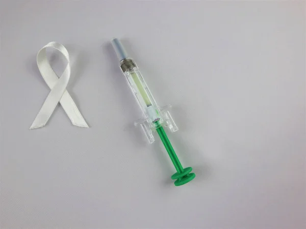 Dünya Osteoporoz Günü beyaz kurdele yay, şırınga . Tıbbi kibir