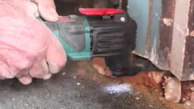  Marangoz kesme ahşap taşlama makinesi kullanarak. Makine zıpzAma, parlatma ve düzleştirmek tahtası, konsept marangozluk, yakın çekim sırasında erkek marangoz elleri.