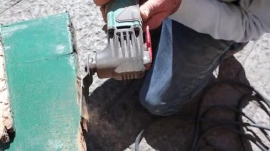  Marangoz kesme ahşap taşlama makinesi kullanarak. Makine zıpzAma, parlatma ve düzleştirmek tahtası, konsept marangozluk, yakın çekim sırasında erkek marangoz elleri.