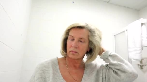 Привлекательная Пожилая Женщина Расчесывающая Волосы Перед Зеркалом Улыбающаяся Постаревшая Красавица — стоковое видео