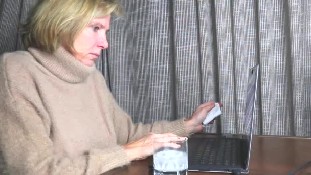Mulher Doente Tem Gripe Sintomas Frio Sopra Nariz Enquanto Funciona — Vídeo de Stock