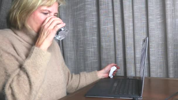 Chory Kobieta Objawy Grypy Lub Przeziębienia Ciosy Nos Podczas Prac — Wideo stockowe