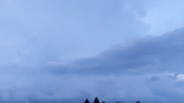 grev thunderboltreal yıldırım sabah bulutlu havada video yakalandı. Şimşek çaktisi