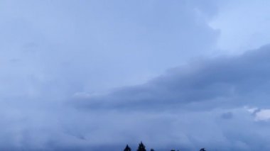 grev thunderboltreal yıldırım sabah bulutlu havada video yakalandı. Şimşek çaktisi