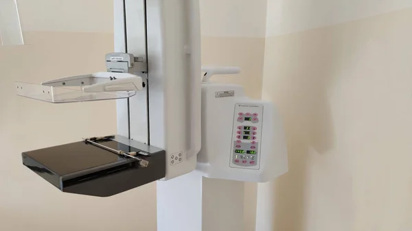 Bir doktorun ofisinde x ışını mamografisi, tıbbi cihazlar