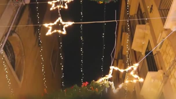 Noworocznym Jarmark Bożonarodzeniowy Ulicach Miasta Defocused Widok Pieszych Spacerów Pięknie — Wideo stockowe