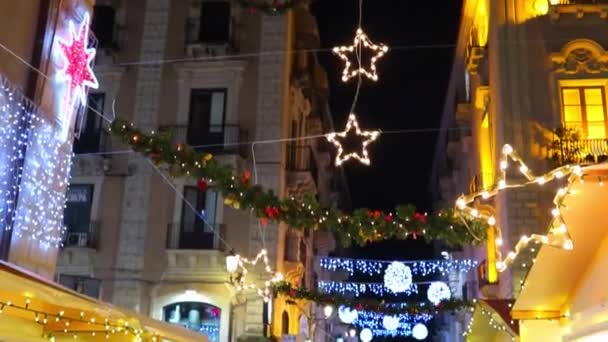 Χριστουγεννιάτικη Αγορά Του Πρωτοχρονιάς Στους Δρόμους Της Πόλης Αποεστιασμένη Θέα — Αρχείο Βίντεο