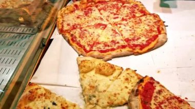 İtalyan pizzası. Taze pişmiş ince kabuk pizza mantar, domates ve peynir ile erimiş peynirli closeup Büyük taze pişmiş İtalyan pizza ile dilimlenmiş olmak 