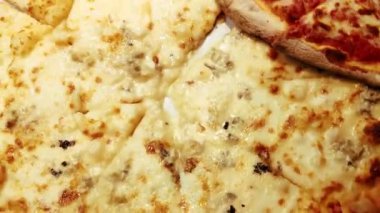 İtalyan pizzası. Taze pişmiş ince kabuk pizza mantar, domates ve peynir ile erimiş peynirli closeup Büyük taze pişmiş İtalyan pizza ile dilimlenmiş olmak 