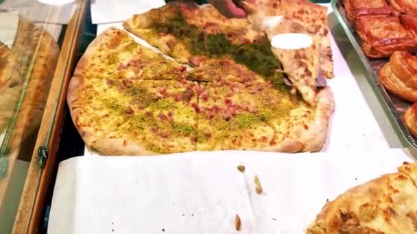 Italiensk Pizza Nybakat Tunn Skorpa Pizza Skivade Med Melty Blood — Stockvideo