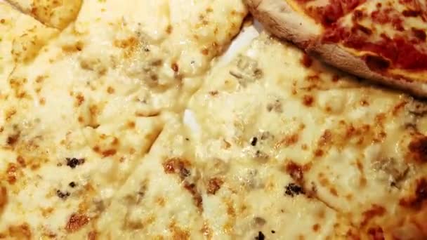 Итальянская Пицца Свежеиспечённая Пицца Тонкой Корочкой Нарезанная Расплавленным Сыром Крупным — стоковое видео