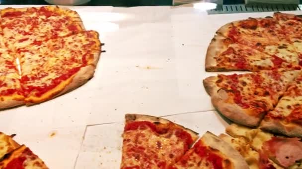 Pizza Italiana Pizza Corteza Fina Recién Horneada Rebanada Con Primer — Vídeos de Stock