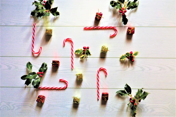 Composição com frutos vermelhos, folhas e bagas de azevinho, bolas, pi — Fotografia de Stock