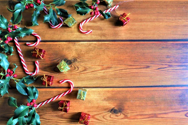 Fundo de Natal. Composição com bagas vermelhas, folhas de azevinho — Fotografia de Stock